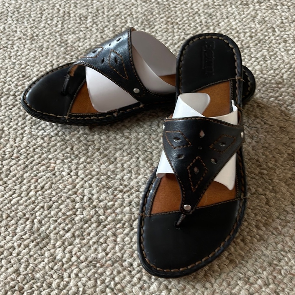 Born black leather sandals/flip flops- size 8